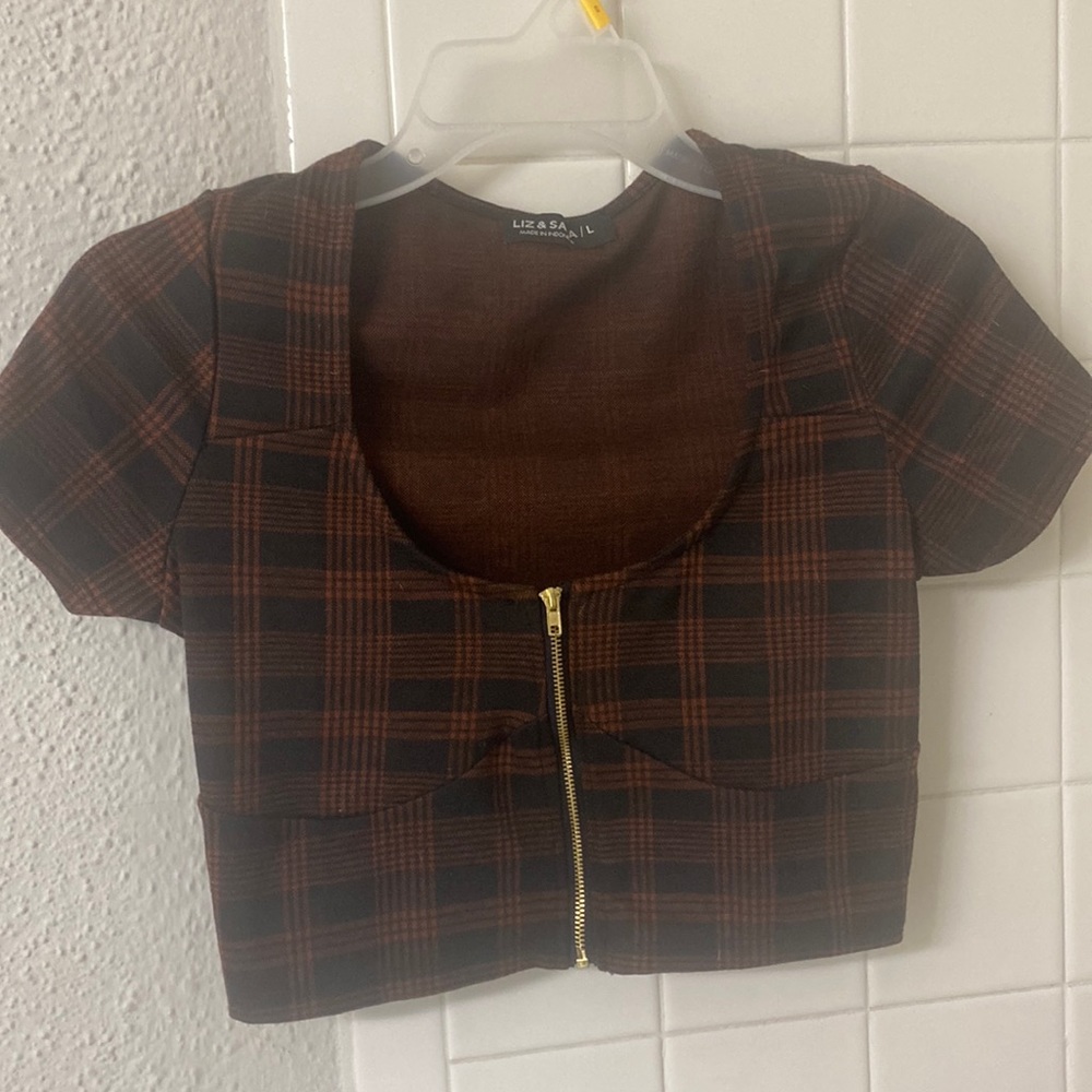 Crop top with a fashion zipper on the front of the crop top